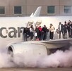 Pasajeros evacuan por rampa inflable tras fallas en avión que echaba humo en Denver; un neumático habría causado el incidente, según autoridades. Pasajeros evacuan por rampa inflable tras fallas en avión que echaba humo en Denver; un neumático habría causado el incidente, según autoridades.