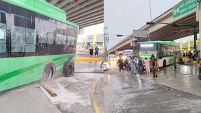 Pasajeros empujan camión que cayó en Bache en Escobedo.