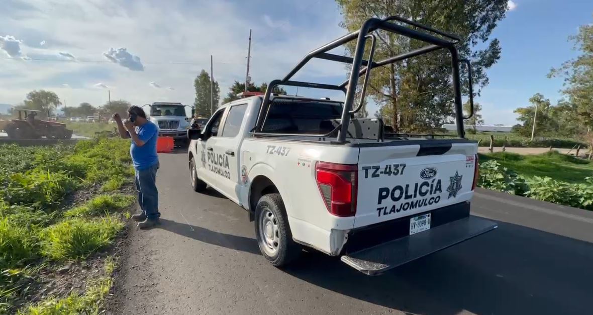 Un auto con siete personas cayó a un canal en Tlajomulco; todos sobrevivieron gracias a su rápida reacción y el auxilio de rescatistas.