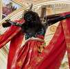 un cristo negro en una cruz dentro de una iglesia un cristo negro en una cruz dentro de una iglesia
