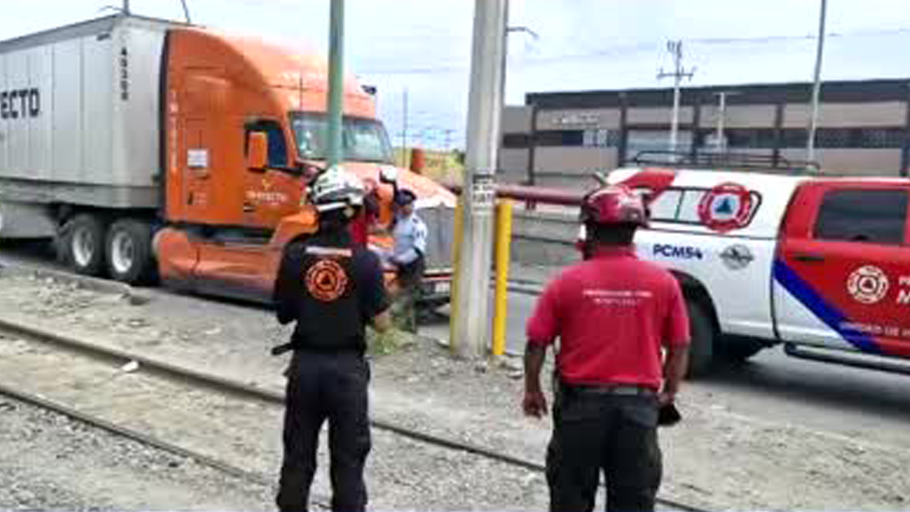 Pese al accidente ocurrido en el cruce de las avenidas Alfonso Reyes y Ruíz Cortines, la locomotora continuo su camino sin afectaciones.