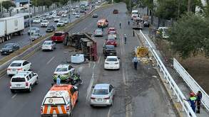 La unidad de carga quedó en medio de la avenida tras la volcadura