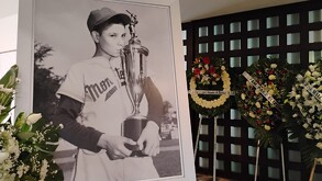 Ángel Macías a los 12 años, luego de ganar las Ligas Pequeñas tras juego perfecto.