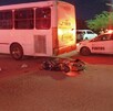 El sistema de videovigilancia captó el momento en que la motocicleta choca contra camión de pasajeros en Torreón y murió una jovencita de 13 años. El sistema de videovigilancia captó el momento en que la motocicleta choca contra camión de pasajeros en Torreón y murió una jovencita de 13 años.