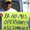 un hombre protesta con una pancarta