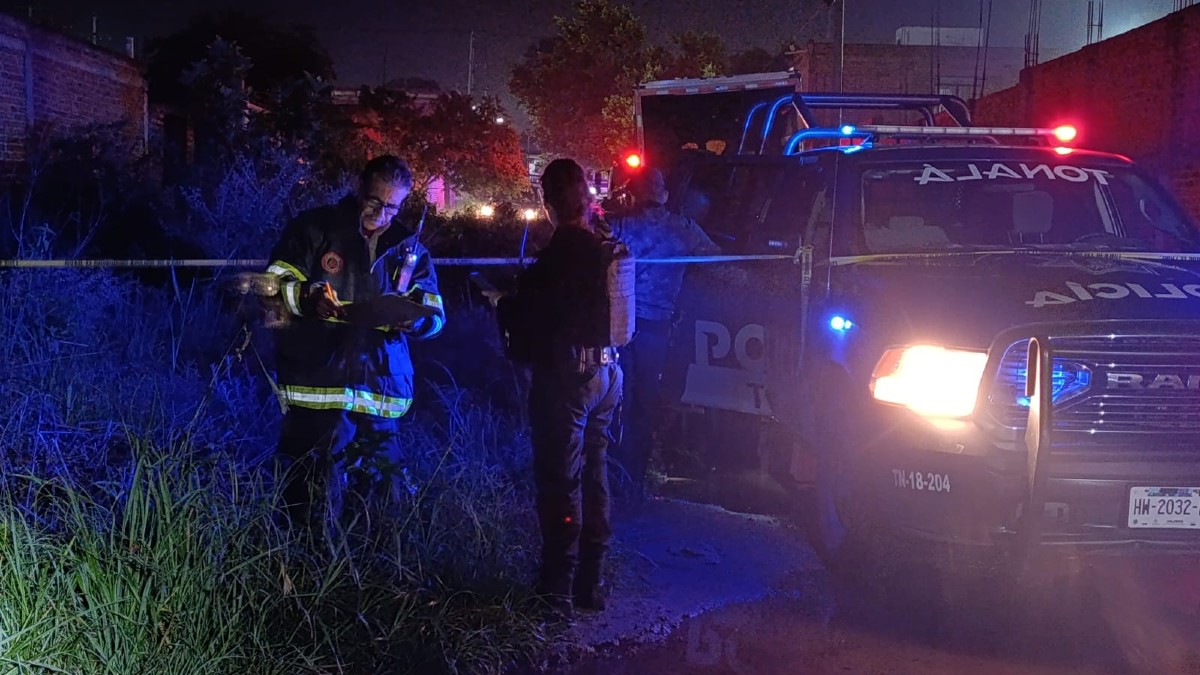 Fiscalía de Jalisco investiga el hallazgo de un hombre calcinado dentro de camión incendiado en la colonia La Punta de Tonalá durante la madrugada. Fiscalía de Jalisco investiga el hallazgo de un hombre calcinado dentro de camión incendiado en la colonia La Punta de Tonalá durante la madrugada.