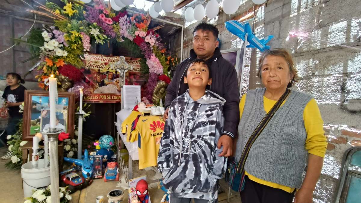 un hombre, un niño y una mujer en un velorio