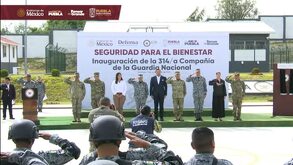 alejandro armenta con soldados en una base de la guardia nacional