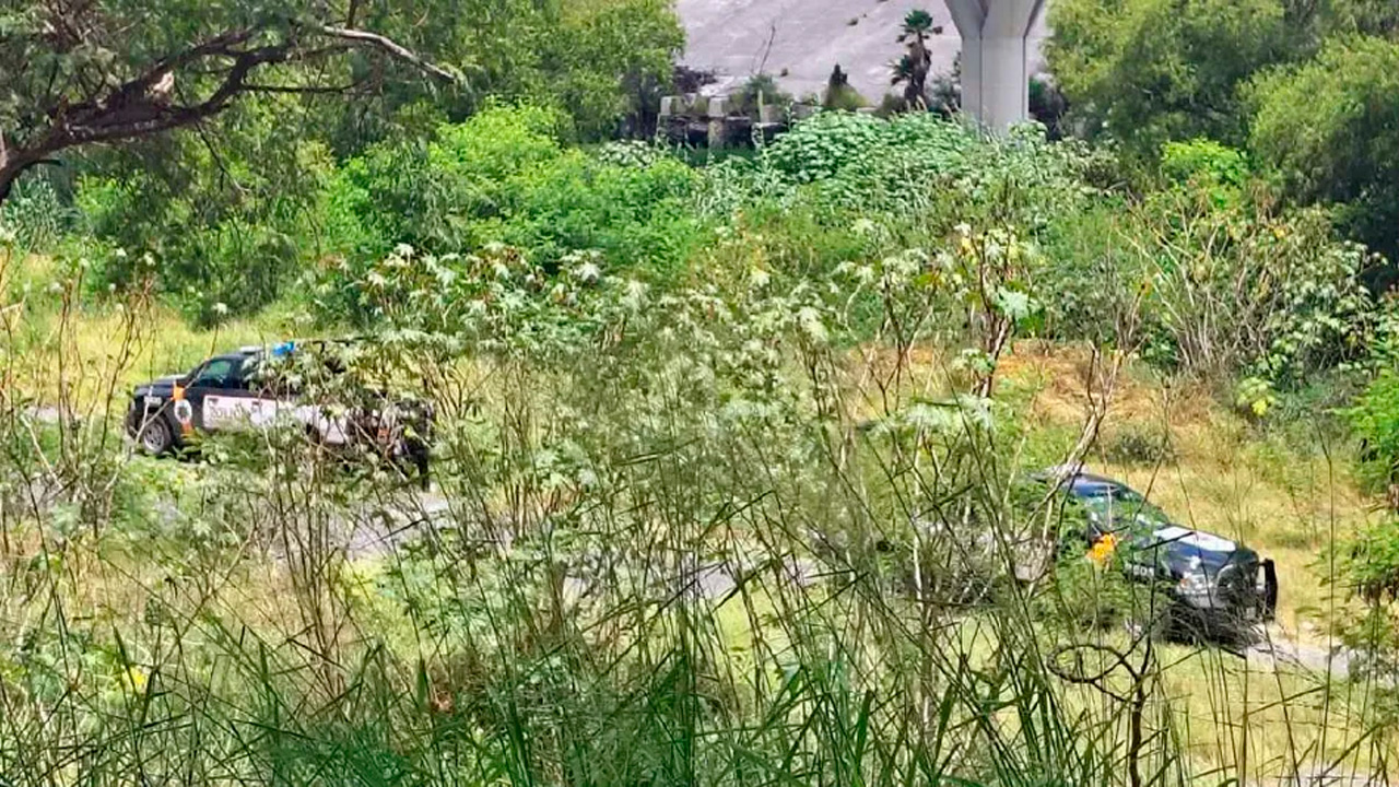 El cuerpo de una persona en avanzado estado de descomposición, fue localizado por autoridades en el Río Santa Catarina, en Guadalupe.