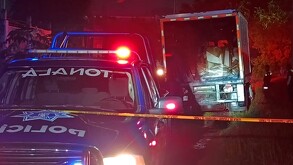 Fiscalía de Jalisco investiga el hallazgo de un hombre calcinado dentro de camión incendiado en la colonia La Punta de Tonalá durante la madrugada.