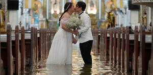 Una pareja filipina conmueve al casarse en una iglesia inundada durante un tifón, simbolizando amor y resiliencia en medio de la adversidad climática.