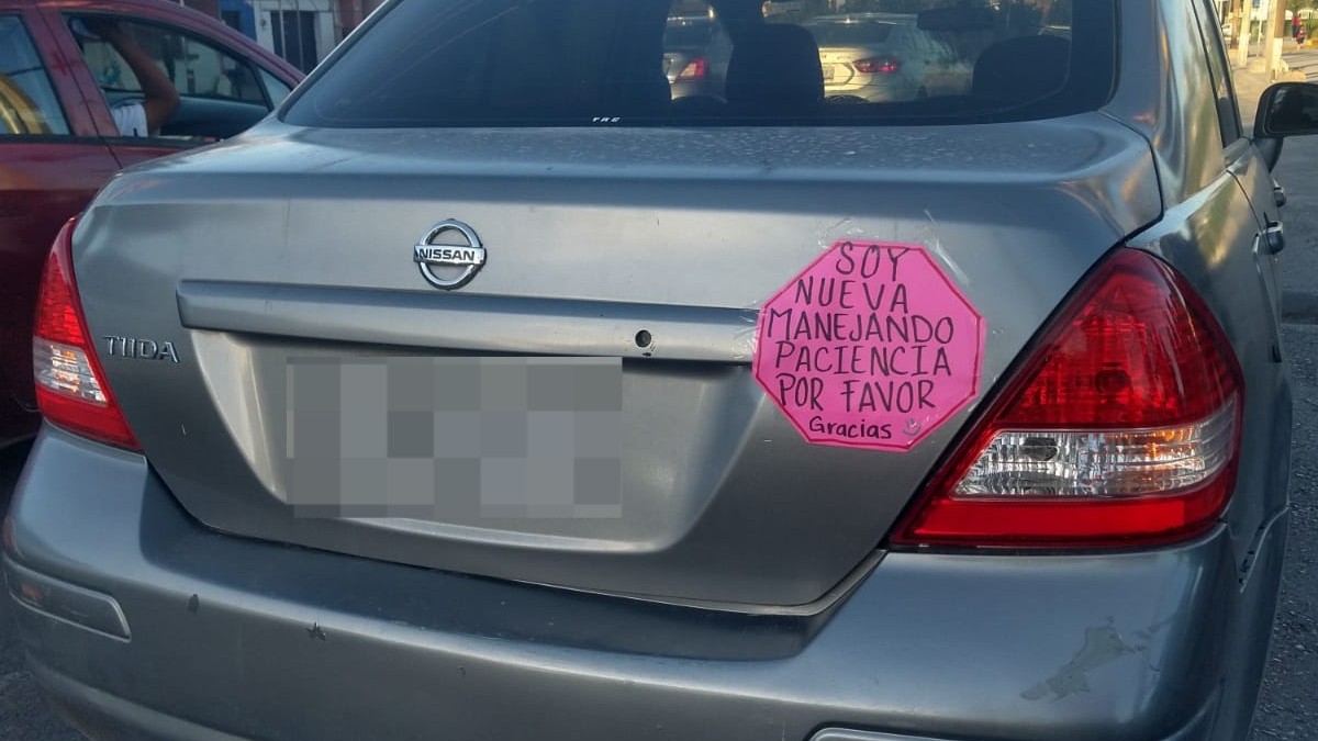 Una joven sufrió un choque mientras transitaba por la clínica 71 del IMSS en Torreón, sin embargo, llevaba un cartel que advertía no ser experta manejando. Una joven sufrió un choque mientras transitaba por la clínica 71 del IMSS en Torreón, sin embargo, llevaba un cartel que advertía no ser experta manejando.