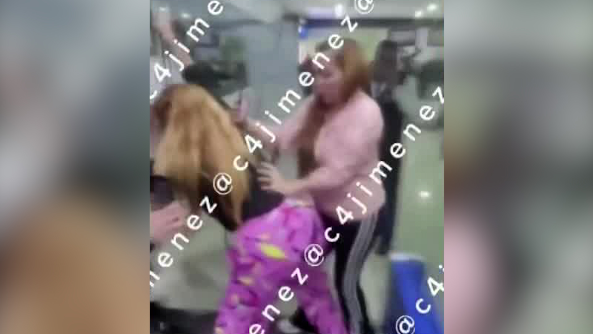 La mujer, quien asegura que es fiscal, ordenó la detención de uno de los empleados que le pidió salir.