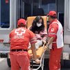 paramédicos trasladan a una mujer en camilla en una ambulancia