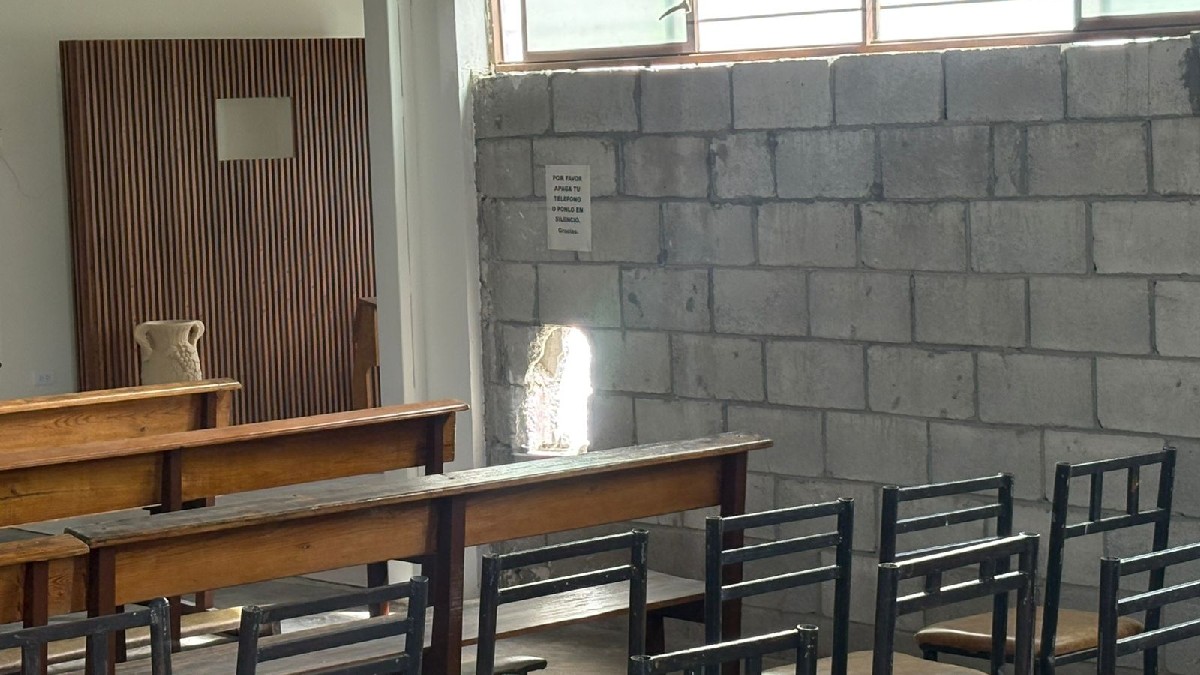 Amantes de lo ajeno abrieron un boquete en una de las paredes de la parroquia de Villas La Merced para sacar el equipo de sonido y cableado de la luz.