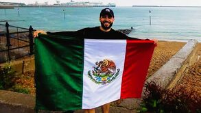 Abraham Jauli Aguirre, deportista poblano, enfrenta el Canal de la Mancha siguiendo los pasos de su padre. Conoce su preparación y los riesgos.