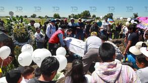 personas acuden a un sepelio en un penteón