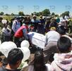 personas acuden a un sepelio en un penteón