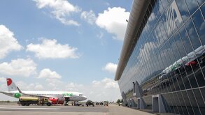 un avión en una pista de aeropuerto