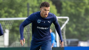 Nelson no ha jugado un partido con Rayados en todo el Apertura 2025 por una lesión.