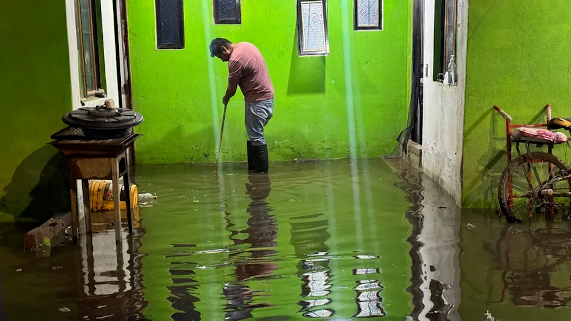 Más de 10 viviendas en Tláhuac fueron afectadas por el desbordamiento del canal 'La Conchita', por lo que los pobladores piden apoyo de las autoridades de CdMx.