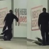 El elemento policiaco fue captado en plena agresión El elemento policiaco fue captado en plena agresión
