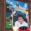 un ataúd blanco, juguetes y fotografías de un niño