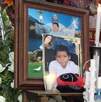 un ataúd blanco, juguetes y fotografías de un niño
