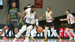 El equipo regiomontano de basquetbol ganó su primer juego de la serie en su visita a San Luis Potosí.