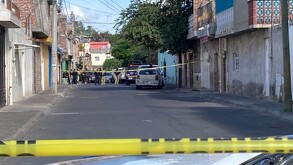 Un ataque armado contra una patrulla de la Dirección de Seguridad Pública de Valle de Santiago, en Guanajuato dejó como saldo un elemento sin vida.
