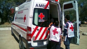 Una trágica muerte sufrió el conductor de una camioneta y su hijo al impactar de frente contra un tractocamión, provocando se incendiaran las unidades.