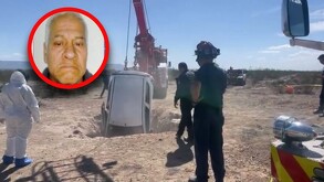 Elementos de bomberos de Saltillo arribaron al lugar para sacar el automóvil del lugar junto con la ayuda de una grúa de una empresa privada.