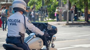 Ciudadano denuncia abuso policial en Guadalajara: fue detenido, revisado sin orden judicial y los oficiales se negaron a identificarse; ya presentó quejas forma