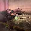 Camioneta cae desde paso a desnivel en Monterrey