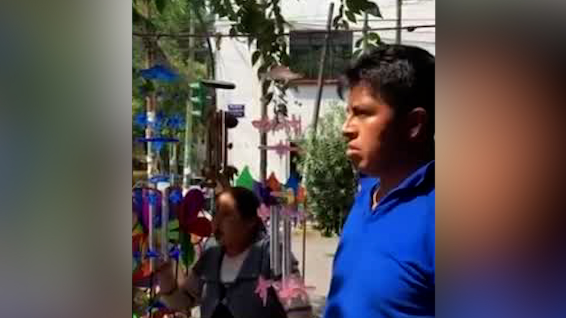 El video difundido en redes sociales muestra a un hombre acusando al vendedor ambulante de no contar con un permiso para realizar dicha actividad.