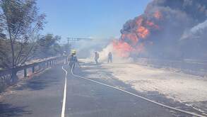 Incendio y explosión de pipa cargada de combustible provoca cierre en carretera Victoria-Monterrey