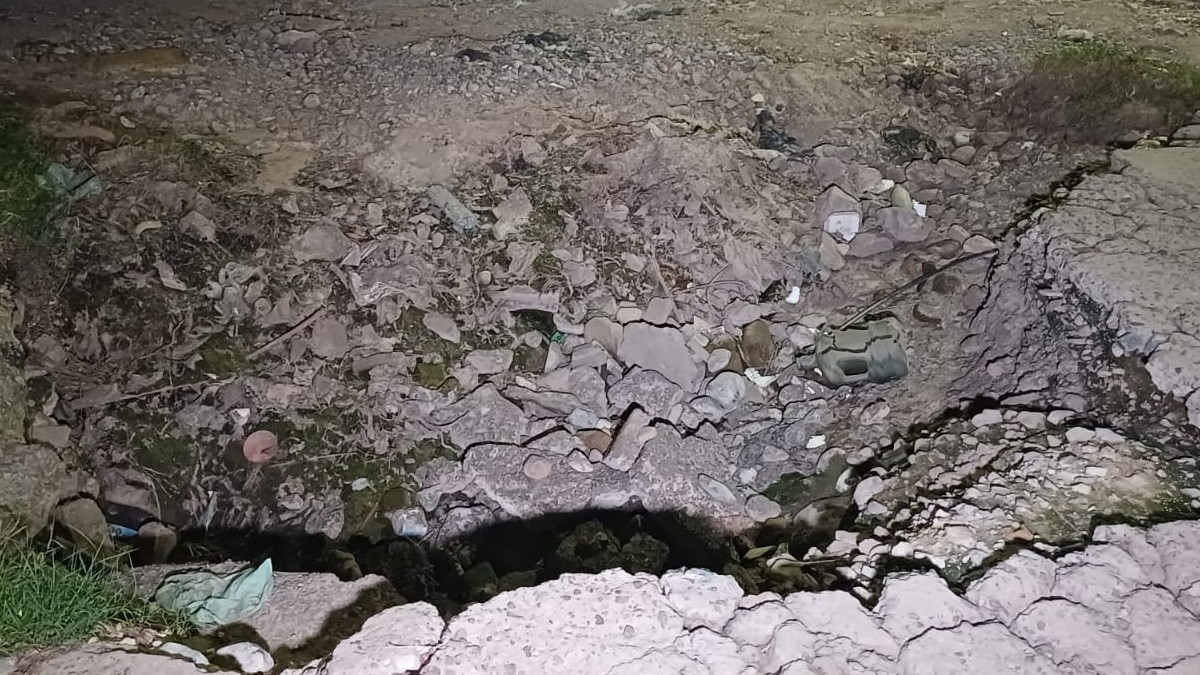 Posteriormente, el municipio acudió con maquinaria pesada para despejar el camino Posteriormente, el municipio acudió con maquinaria pesada para despejar el camino