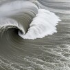 Mujer observa el posible tsunami que llegaría a Japón Mujer observa el posible tsunami que llegaría a Japón