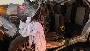 El reporte se recibió a las 2:58 horas, detallando un choque entre un autobús de pasajeros y una camioneta particular.