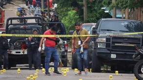 Pese al ataque armado, la familia logró ponerse a salvo, mientras que los vecinos indicaron que el ataque se habría prolongado durante al menos 15 minutos.