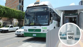 Personal de emergencias arribaron hasta el lugar para mitigar los riesgos del derrame del ácido en la unidad, en la que al menos viajaban 50 usuarios.
