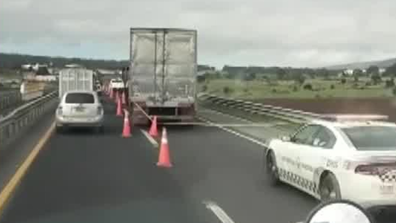 Sobre la carretera federal México-Tuxpan, a la altura de Tulancingo, Hidalgo, el conductor de un tractocamión fue asesinado durante un intento de robo.