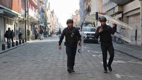 policías caminan en una calle de puebla