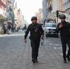policías caminan en una calle de puebla policías caminan en una calle de puebla