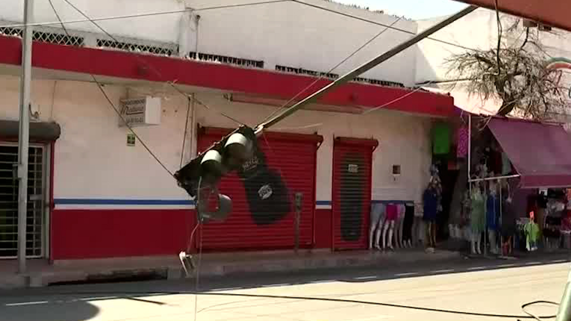 Antes de las 10 de la mañana, una de las llantas de una camioneta Mazda se enredaron con el cableado del semáforo, provocando su caía.