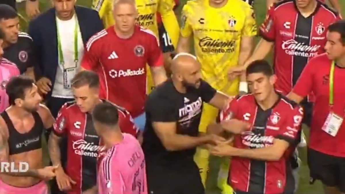 El guardaespaldas de Messi fue captado empujando a un futbolista del Atlas al término del encuentro.