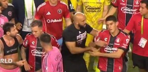 El guardaespaldas de Messi fue captado empujando a un futbolista del Atlas al término del encuentro.