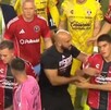 El guardaespaldas de Messi fue captado empujando a un futbolista del Atlas al término del encuentro.