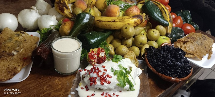 Todos los chiles en nogada de este lugar están bañados en nogada a base de nuez de castilla, además de coronarse con perejil y granada, según la tradición. Todos los chiles en nogada de este lugar están bañados en nogada a base de nuez de castilla, además de coronarse con perejil y granada, según la tradición.