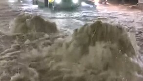 Intensa lluvia provoca que coladeras se desborden sobre Eje 8 Sur, a la altura de Iztapalapa.
